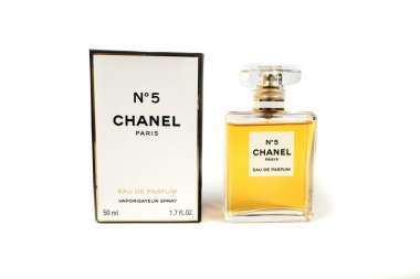 Kyiv, Ukrayna - 26 Eylül 2023: Chanel 5 numaralı parfüm beyaz arka planda izole edilmiş cam bir şişede