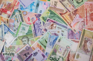 Masada farklı faturalar var. Para geçmişi. Dünyanın farklı ülkelerinden banknotlar.