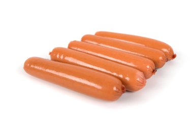 Beyaz arka planda bir yığın haşlanmış sosis..