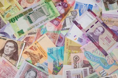 Masada farklı faturalar var. Para geçmişi. Dünyanın farklı ülkelerinden banknotlar.