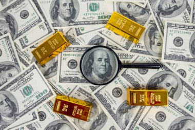 Dolarında büyüteç olan altın külçeler. Finansal tasarruf kavramı. Altın ve Dolar.