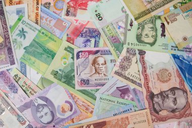 Masada farklı faturalar var. Para geçmişi. Dünyanın farklı ülkelerinden banknotlar.