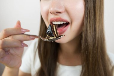 Pasta yiyen kadın, yakın plan. Kesilmiş fotoğraf.