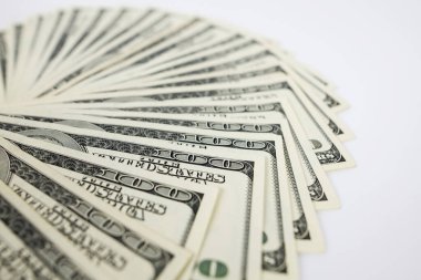 Amerikan parası beyaz banknotlara yüz dolar. Amerikan banknotlarına yakın çekim. Amerikan Doları.