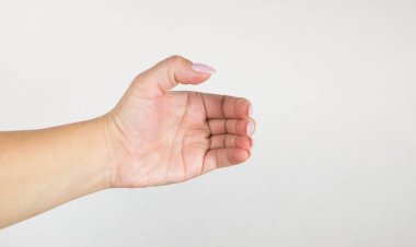  Bir şişe gibi bir şey tutan el ya da kırpma yolu ile beyaz arka planda izole olabilir.