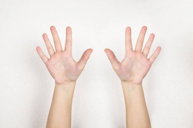 İnsanların konsepti, çocukluk, jestler ve vücut parçaları - yakın plan beyaz arka planda izole edilmiş eller