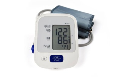 Beyaz arka planda tıbbi elektronik tonometre.