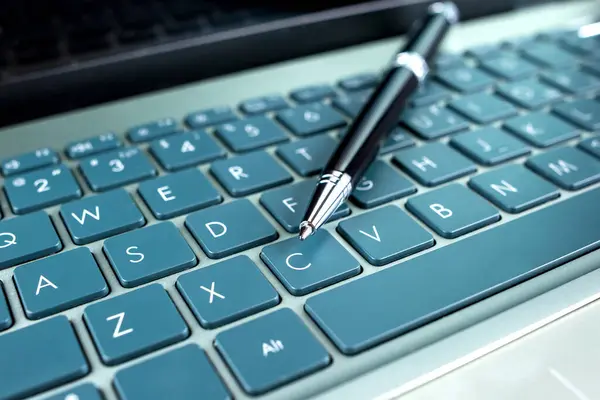 Pen Laptop Keyboard Close — Stock Photo, Image