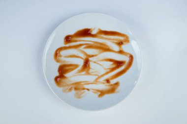 kirli bir plaka beyaz arka planda.