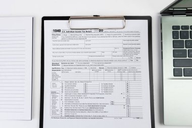 Vergi zamanı konsepti. Beyazlar için ofis malzemeleri içeren vergi formu. Finansal belge. Vergi Formu 1040. Nisan Vergi Zamanı.