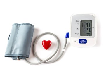 Beyaz arka planda tonometre ve kırmızı kalp. Kalp sağlığı konsepti, normal tansiyon..