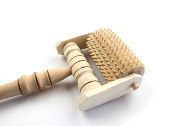 Tahta masaj nesnesi beyaz arkaplanda izole edildi.