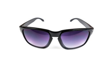 Güneş gözlükleri beyaz arka planda izole edilmiş. Güneş gözlükleri beyaz arka planda izole edilmiş. Beyaz üzerine siyah gözlük..