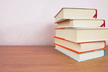 Kitapçıda ya da kütüphane odasında beyaz arka planı olan bir sürü eski kitap var. Bilgi, eğitim, üniversitede lisans derecesi veya