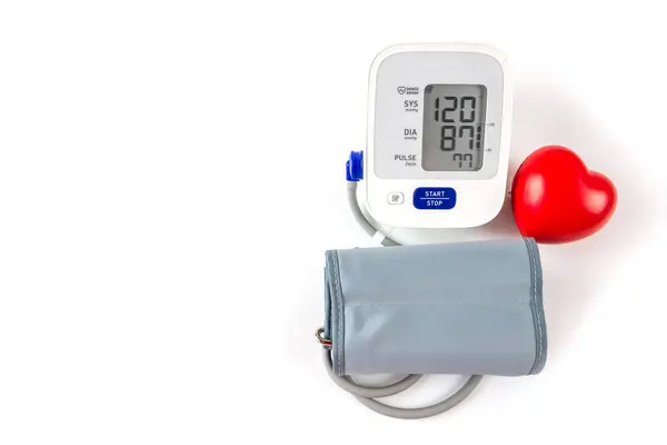 Beyaz arkaplanda fotokopi alanı olan tonometre ve kırmızı kalp. Metin için yer.