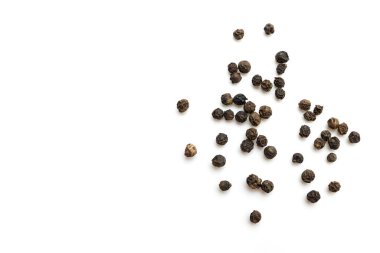 Siyah biber beyaz arkaplanda izole edildi