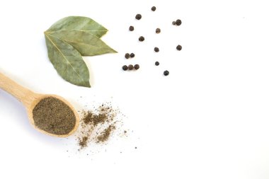 Beyaz arka planda kurumuş defne yaprağı ve karabiber. Baharatlar, izole edilmiş.