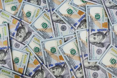 Bir sürü sahte 100 dolarlık banknot.