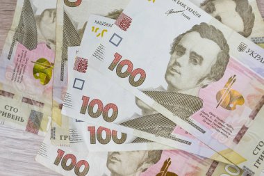 100 Ukrayna Hrivniası 'nın bir sürü kağıt banknotuyla mali geçmişi var..