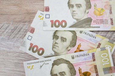 100 Ukrayna Hrivniası 'nın bir sürü kağıt banknotuyla mali geçmişi var..