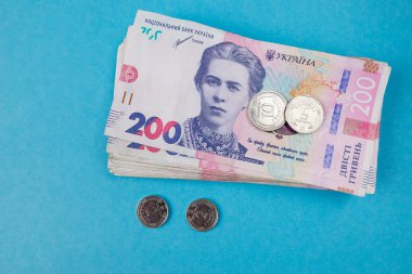 Ukrayna 'da kağıt para mavi arka planda yatırılır. 200 Hryvnia banknotları.