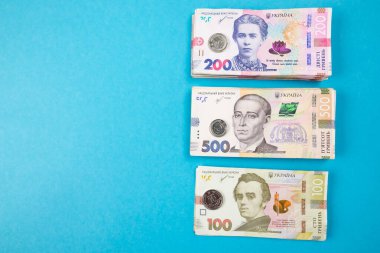 Ukrayna Hryvnia banknotları. Nakit. Mavi arka planda Ukrayna 'nın ulusal para biriminin banknotları.