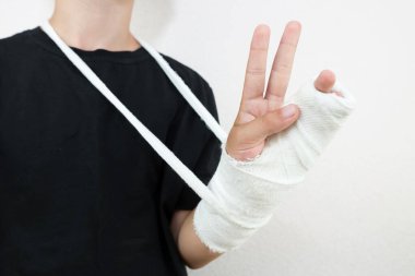 Eli bandajlı bir genç. Kırık kol. Kırık bacaklı bir çocuk. Yaz tatilinde kırık. Parmaklar alçıda..