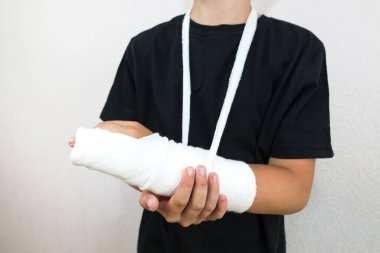 Eli bandajlı bir genç. Kırık kol. Kırık bacaklı bir çocuk. Yaz tatilinde kırık. Parmaklar alçıda..