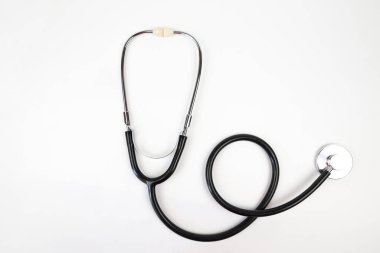 Beyaz arka planda yeni steteskop, üst manzara. Tıbbi araç