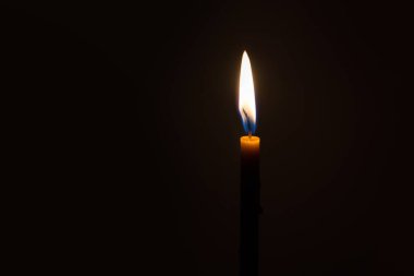 Karanlıkta mumlar, karanlıkta yanan bir mum alevi.