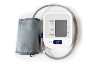 Beyaz arka planda tıbbi elektronik tonometre