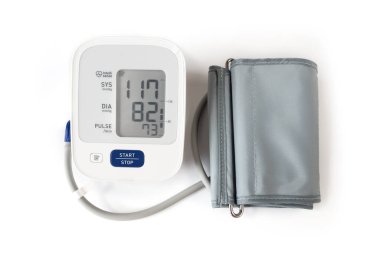 Beyaz arka planda tıbbi elektronik tonometre