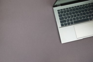Gri arkaplanda bilgisayar. Üst Manzara. Uzayı kopyala Metin için yer.
