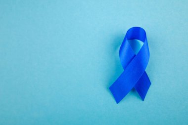 Erkek Kanser Dövüşü. Prostat kanseri farkındalık simgesi - mavi kurdeleli nazik bir arkaplan, metin veya promosyon içeriği için uygun