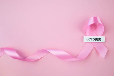 Göğüs kanseri farkındalığı pembe kurdele. Ekim 'in pembe sembolü. Hastalığı önleme ay pankartı konsepti.