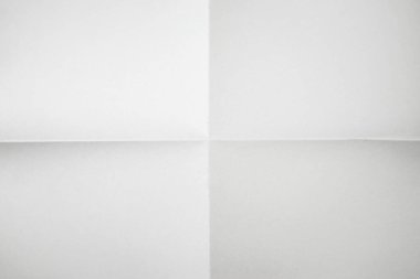 A4 beyaz kağıt katlandı. Beyaz kağıt dört kesirlik bir arkaplanda katlandı