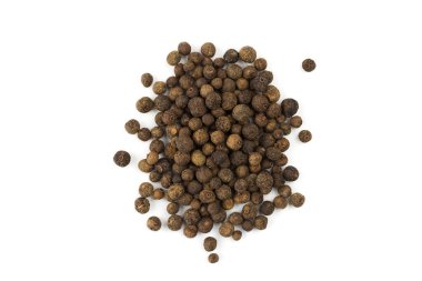 Siyah biberler beyaz arkaplanda izole edilmiş.