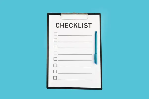 Mavi arkaplanda kontrol listesi ve kalem üst görünüm kopyalama alanı