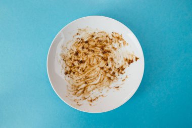 kirli tabak mavi arkaplanda izole edildi.