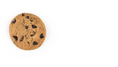 Beyaz zemin üzerinde çikolata parçacıklı kurabiyeler ve kopyalama alanı