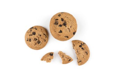 Beyaz arka planda izole edilmiş tek parça çikolatalı bisküvinin en üst görüntüsü.