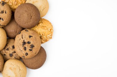 Yuvarlak kurabiye koleksiyonu, klasik ve fındıklı beyaz arka plan ve kopya alanı. Farklı kurabiyelerin koleksiyonu. Metin için boşluk.