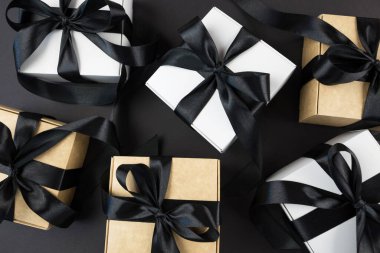 Karanlık arka planda bir sürü hediye kutusu var. Kara Cuma