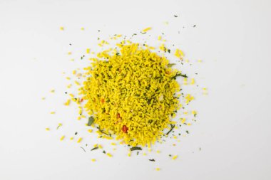 Beyaz arka planda izole edilmiş tavuk suyu tozu. Beyaz arka planda izole edilmiş sebzeli tavuk suyu çeşnisi. Toz aroması