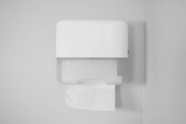 Sensörlü havlu dağıtıcısı kağıt havlu dağıtıyor.