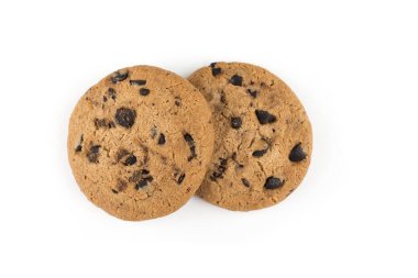 Beyaz arka planda izole edilmiş iki çikolatalı kurabiye.