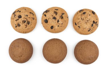 Beyaz arka planda izole edilmiş çikolatalı kurabiyeler