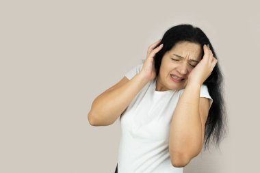 Birileri ona çarpıcı kendini korumaya genç kadın hareket