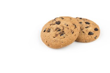 Beyaz arka planda izole edilmiş iki çikolatalı kurabiye.