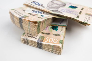 Beyaz bir arka planda bir paket Hryvnias. Finansal konsept. Ukrayna parası. Beyaz arkaplanda 500 hryvnias.